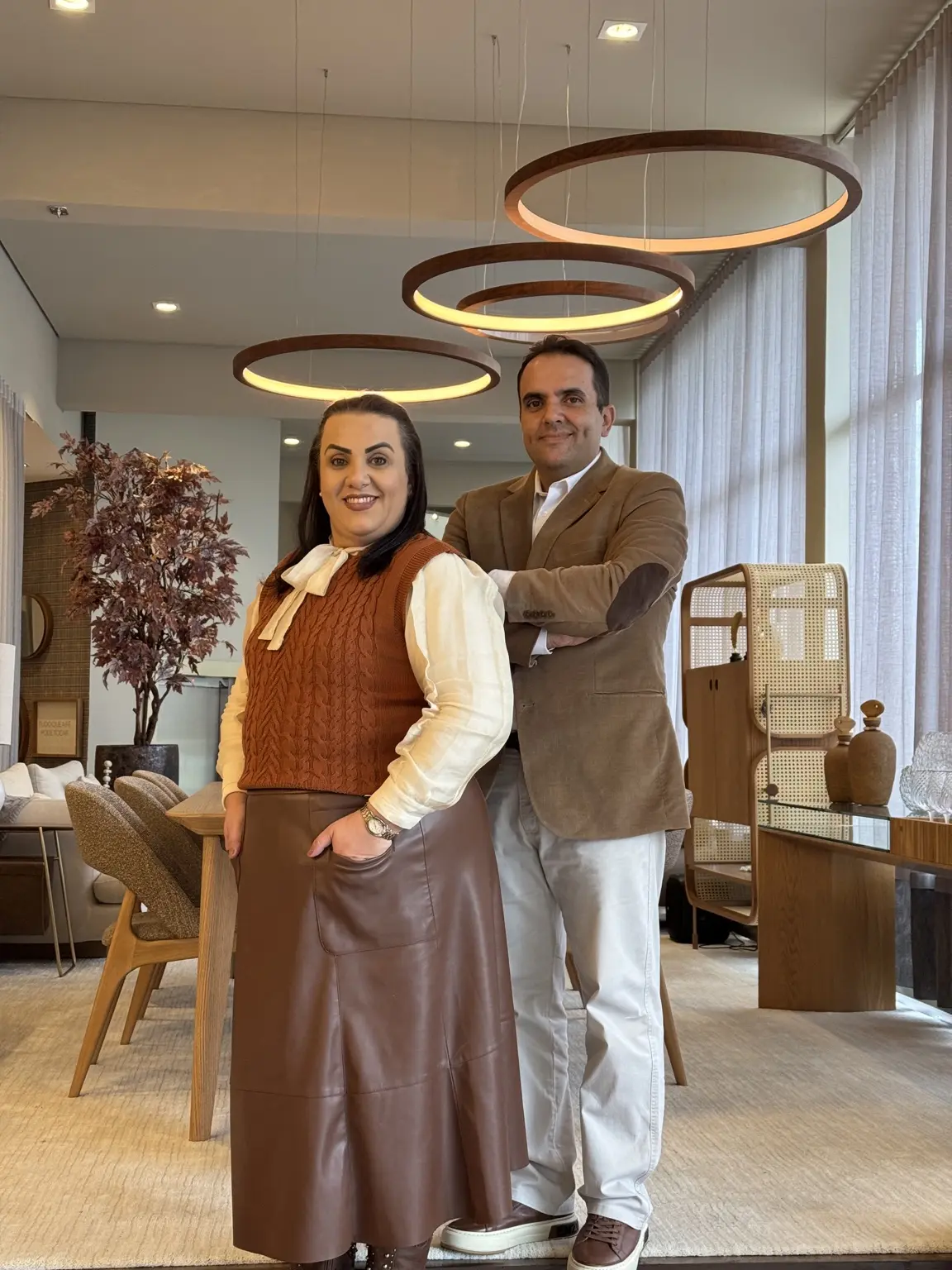 Cíntia e Eduardo Turazza no showroom da Turazza