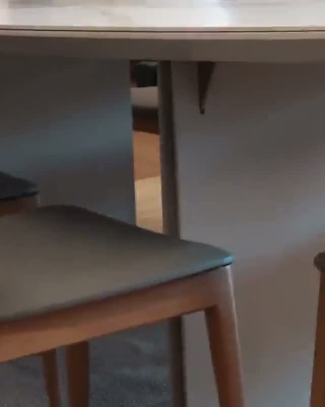 Detalhe de banqueta em madeira